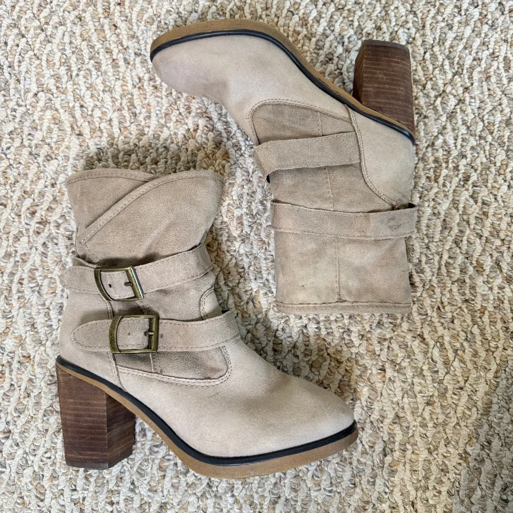 SM New York Women's Taupe Faux Suede Fur‎ Lined Heeled Buckle Ankle Boots Size 9